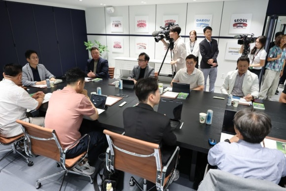 조명이 켜진 KBO 프로야구 경기장 전경, 순위 경쟁이 치열한 시즌 막바지 분위기