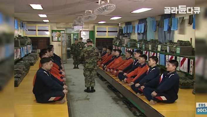 드라마 배경이 되는 군대 내부반 침상 모습