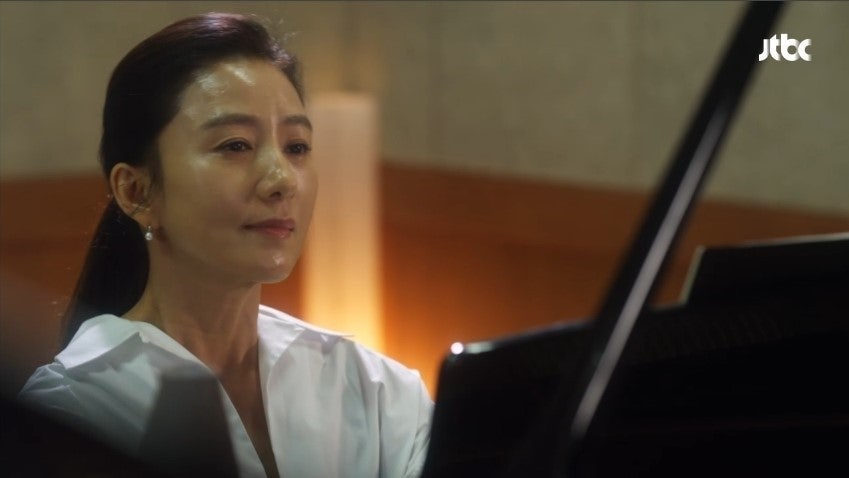피아노 한 대를 두 사람이 함께 연주하는 포핸즈 연주 장면