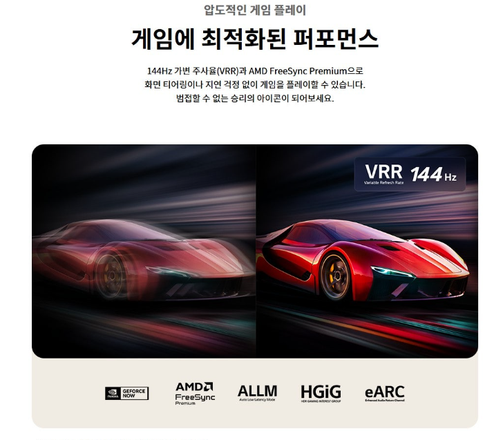 거실에서 리모컨으로 스트리밍 서비스를 보는 모습