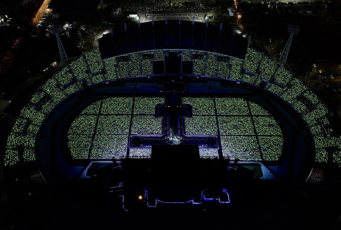 밤 스타디움 콘서트 관객석 응원 조명 풍경