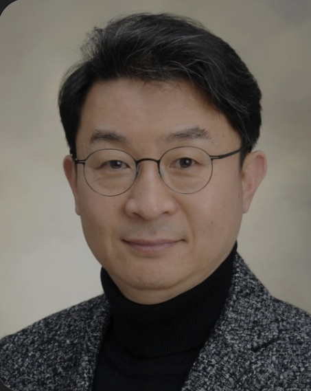 원화 스테이블코인 제도화 입법 추진을 설명하는 금융위원장